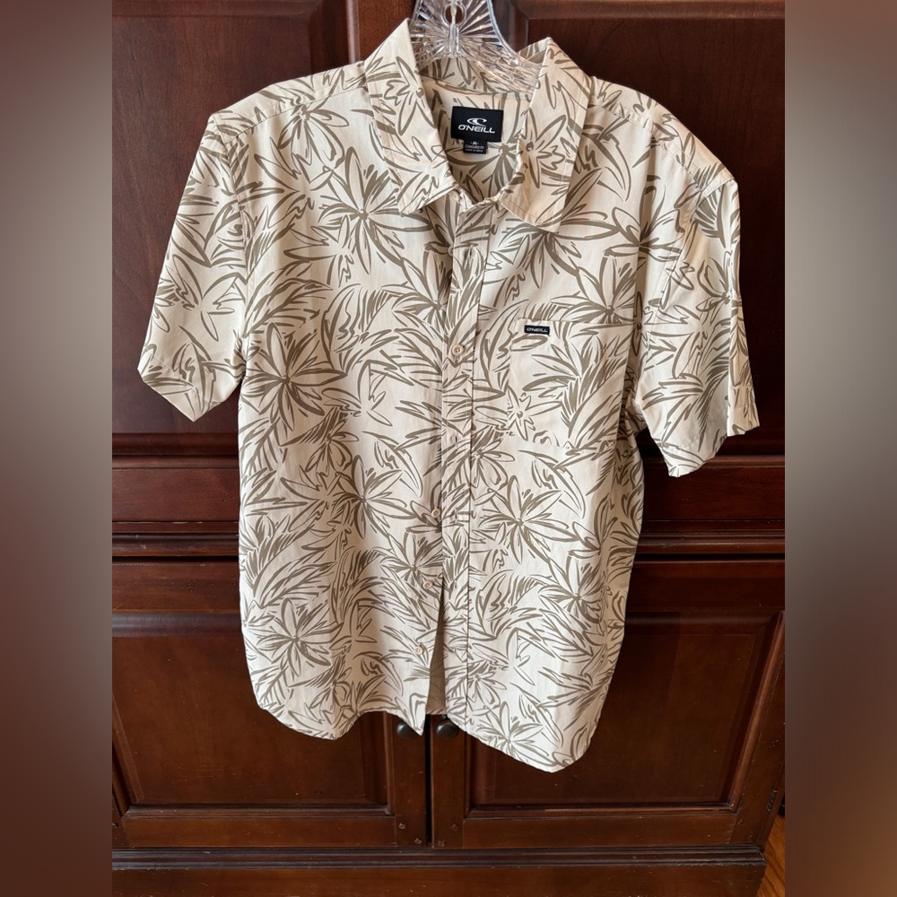 NWOT Men’s short sleeve standard fit casual button downshirt. Size Medium